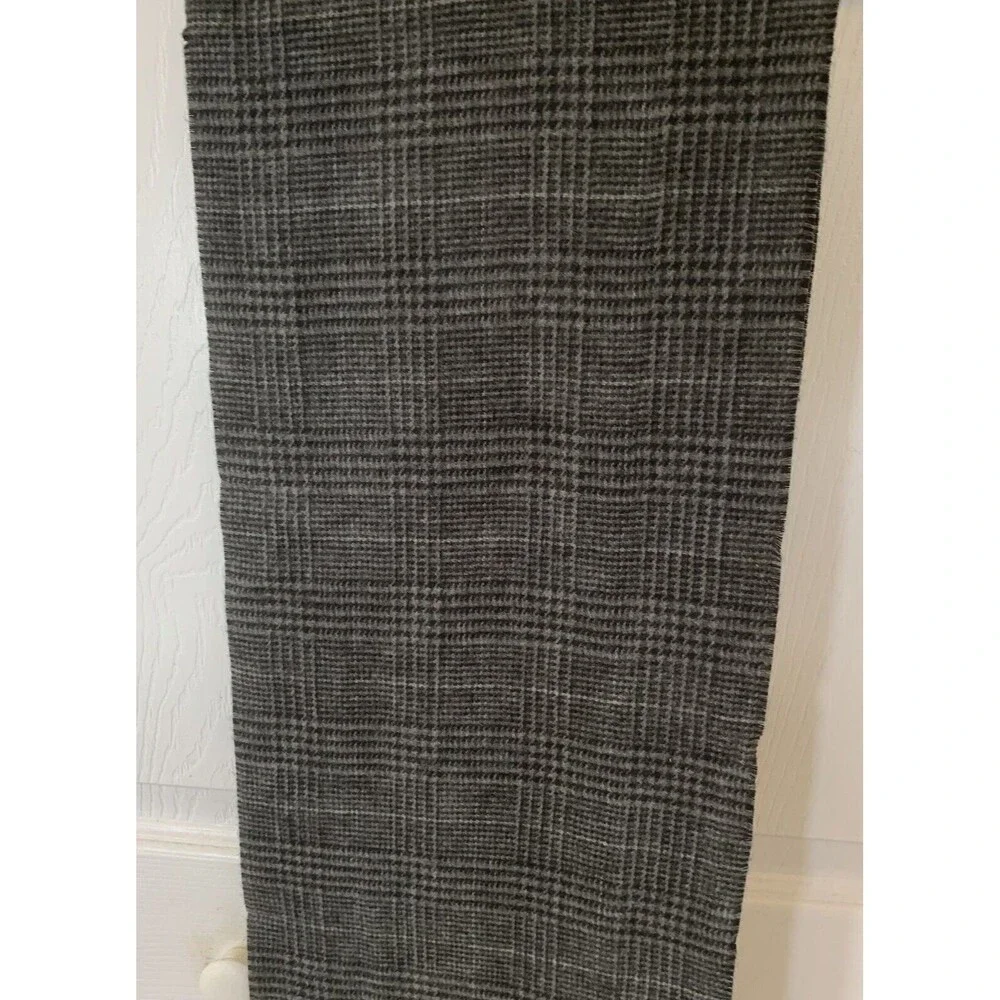Roundtree & Yorke Houndstooth Check Plaid Scarf Unisex Gray 9.5